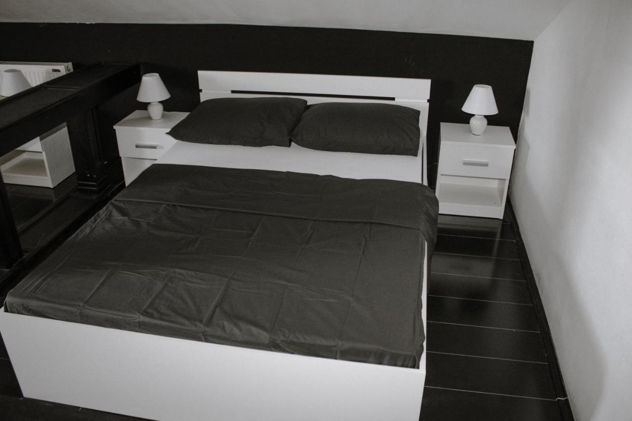 Bianco Nero Nis